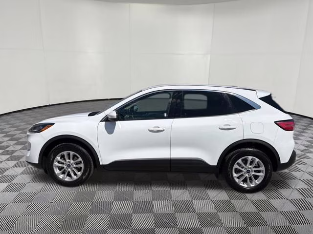 2020 Oxford White Ford Escape SE AWD SUV