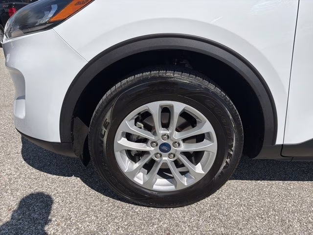 2020 Oxford White Ford Escape SE AWD SUV