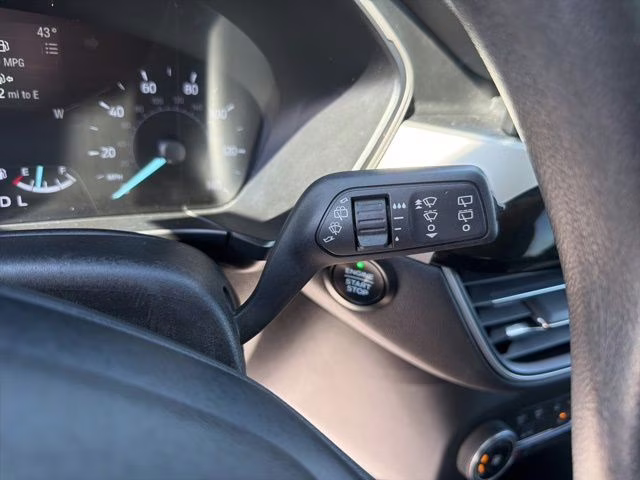 2020 Oxford White Ford Escape SE AWD SUV