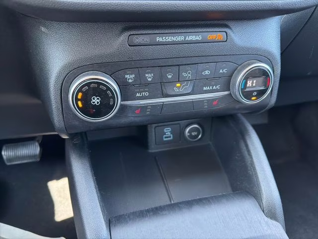 2020 Oxford White Ford Escape SE AWD SUV