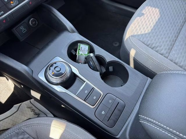 2020 Oxford White Ford Escape SE AWD SUV