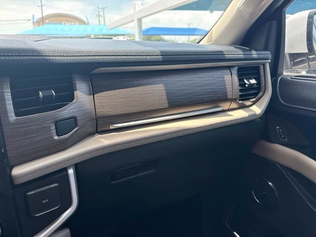 2022 White Metallic Ford Expedition Max Limited RWD SUV