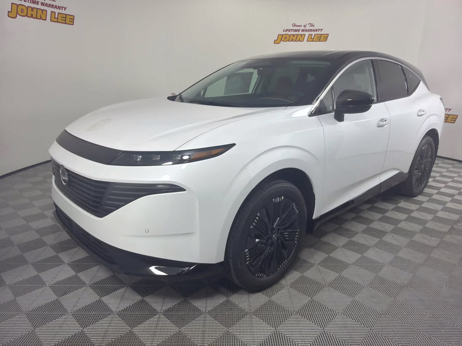 2026 Everest White Pearl Tricoat/Super Black Nissan Murano Platinum AWD SUV