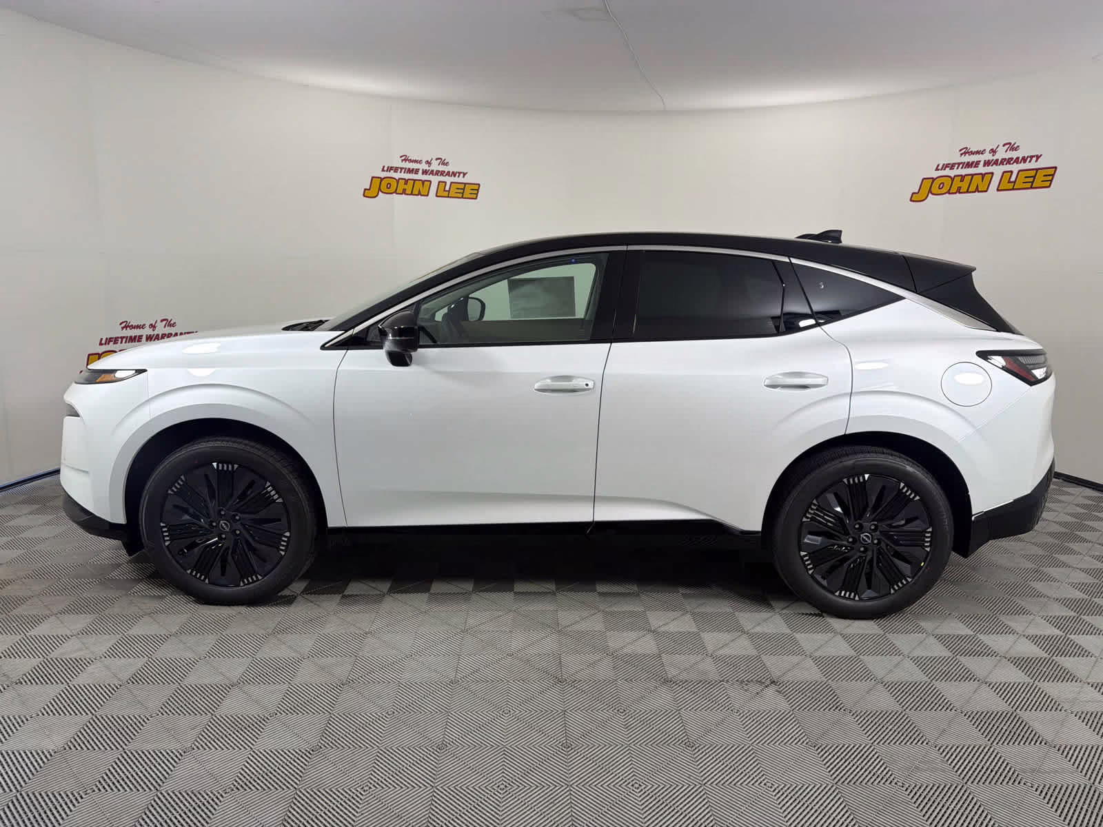 2026 Everest White Pearl Tricoat/Super Black Nissan Murano Platinum AWD SUV