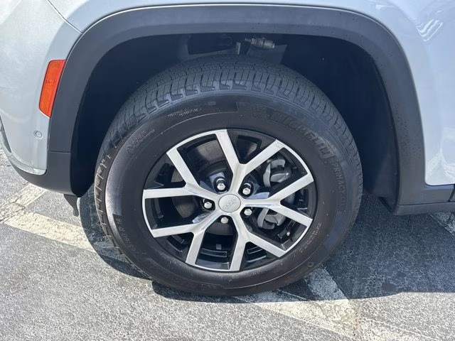 2024 Silver Zynith Jeep Grand Cherokee L Limited 4X4 SUV