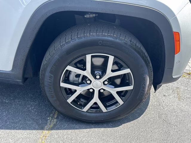 2024 Silver Zynith Jeep Grand Cherokee L Limited 4X4 SUV