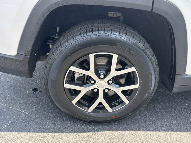 2024 Silver Zynith Jeep Grand Cherokee L Limited 4X4 SUV