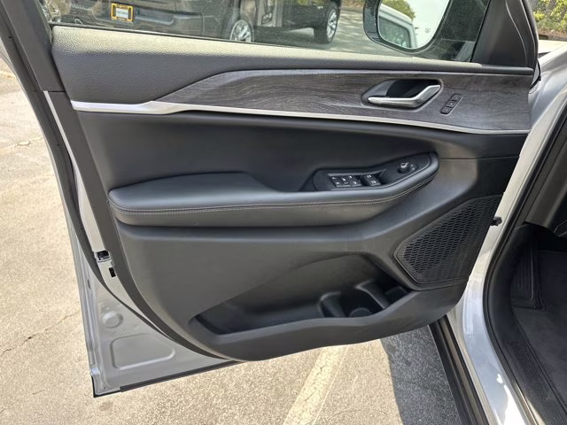 2024 Silver Zynith Jeep Grand Cherokee L Limited 4X4 SUV