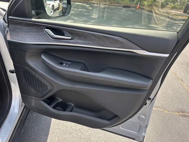 2024 Silver Zynith Jeep Grand Cherokee L Limited 4X4 SUV