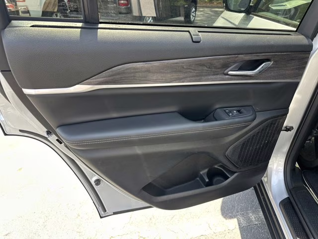 2024 Silver Zynith Jeep Grand Cherokee L Limited 4X4 SUV