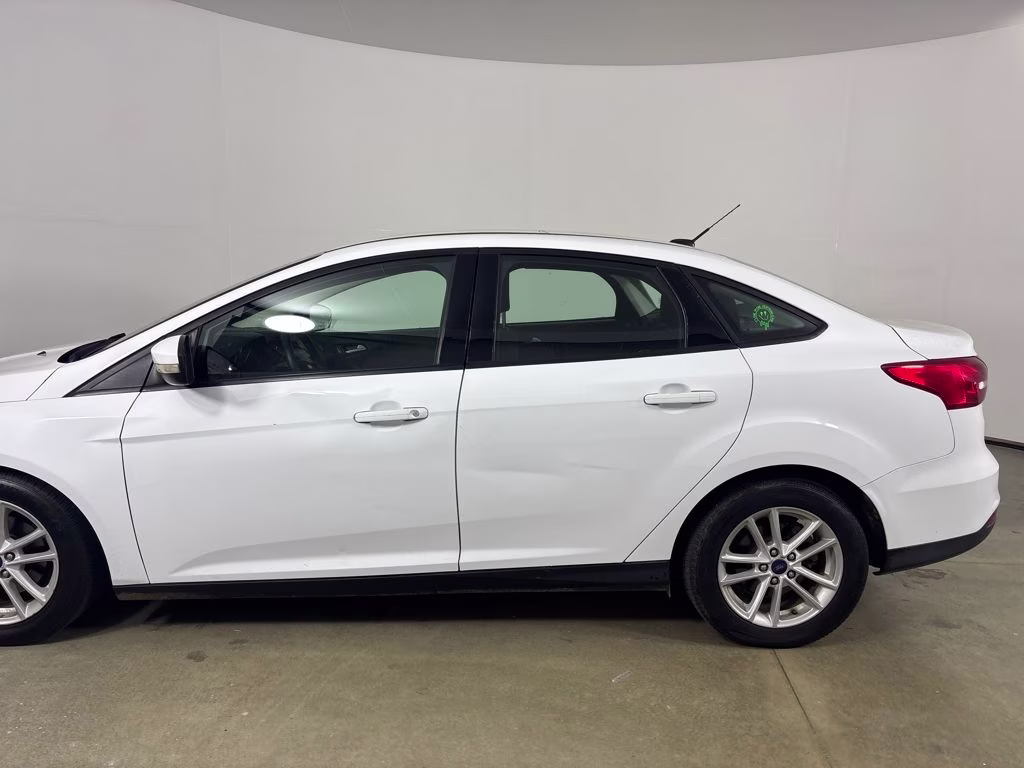2018 Oxford White Ford Focus SE FWD Sedan