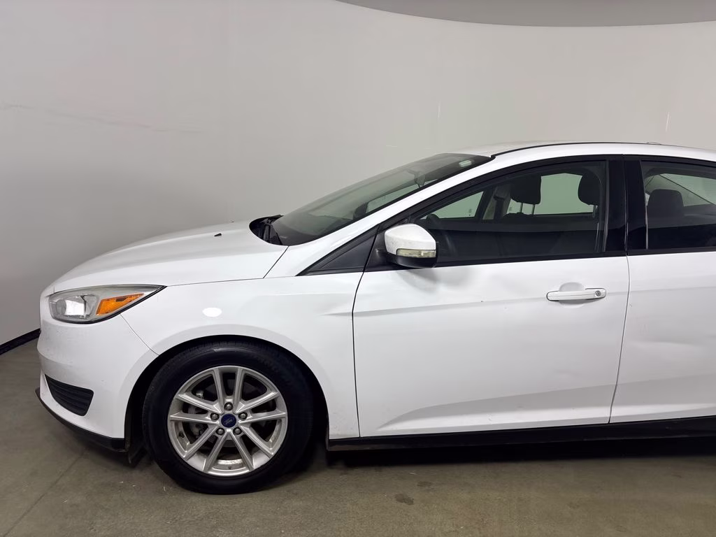 2018 Oxford White Ford Focus SE FWD Sedan