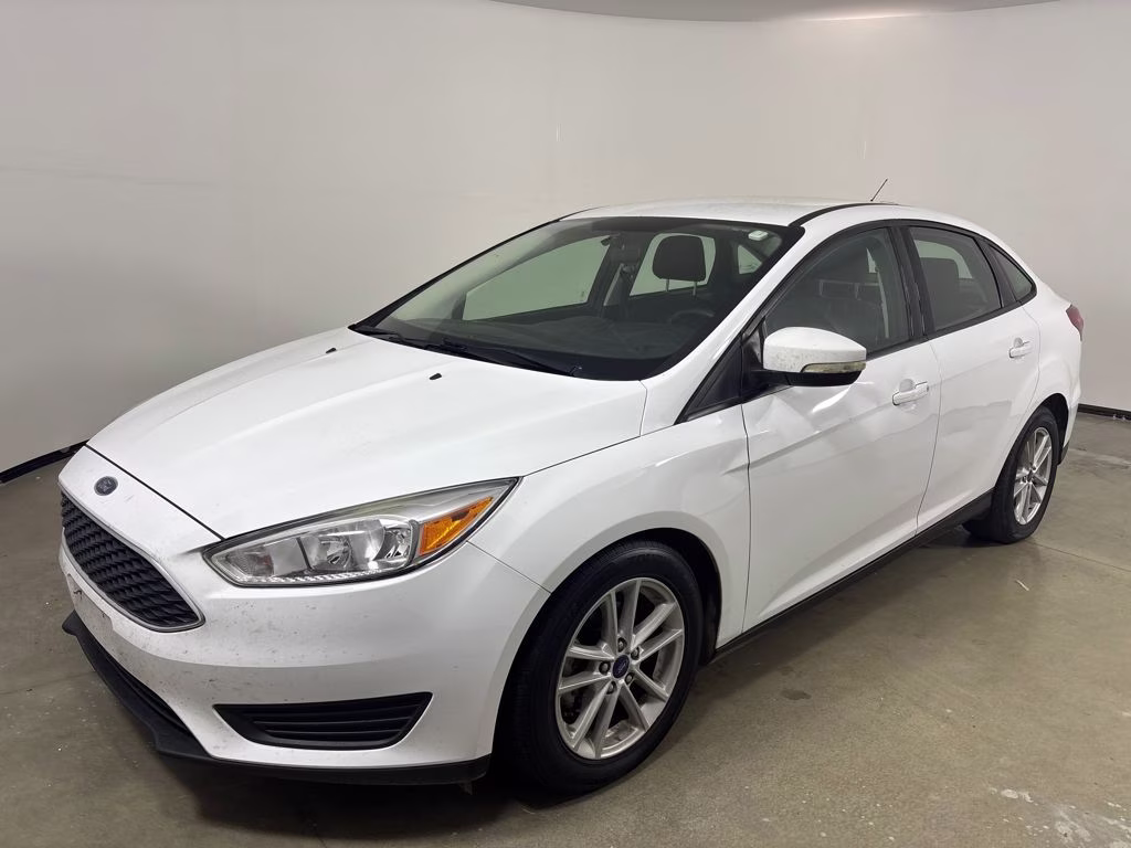 2018 Oxford White Ford Focus SE FWD Sedan