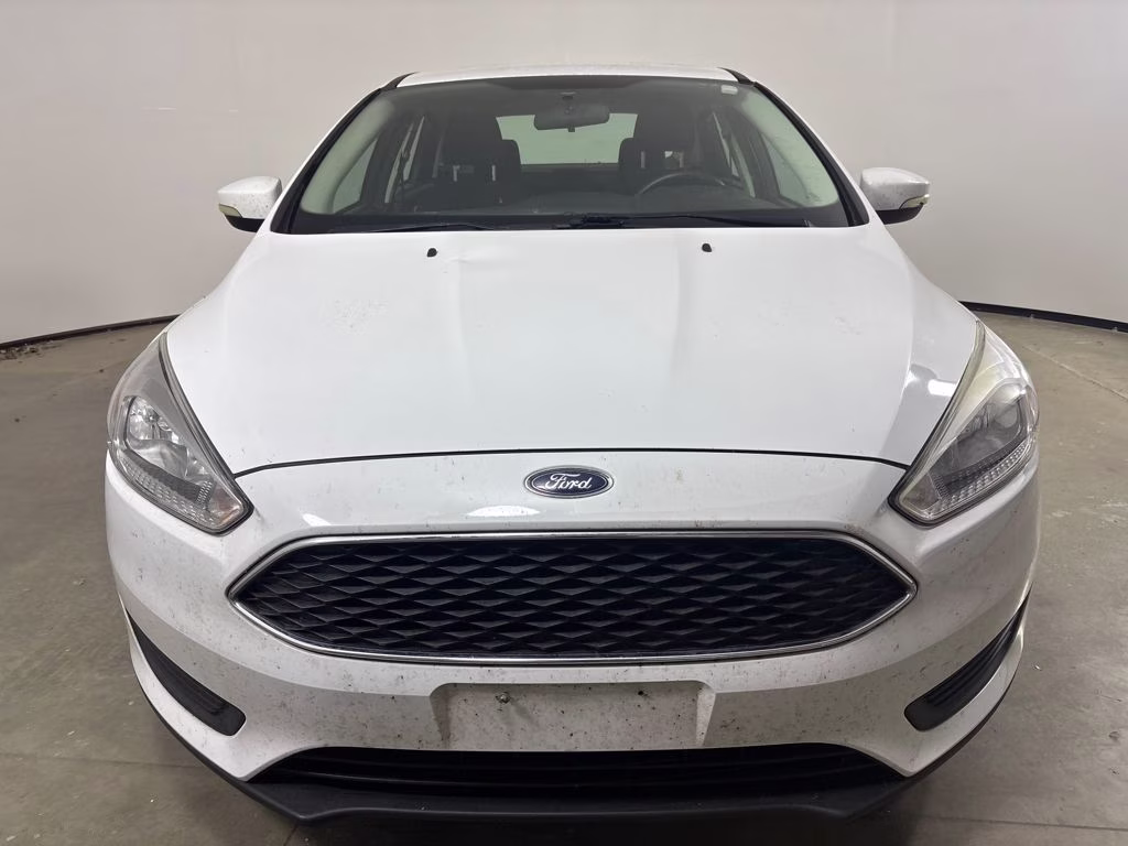2018 Oxford White Ford Focus SE FWD Sedan
