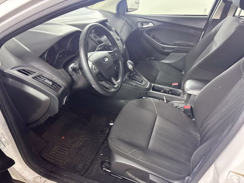 2018 Oxford White Ford Focus SE FWD Sedan