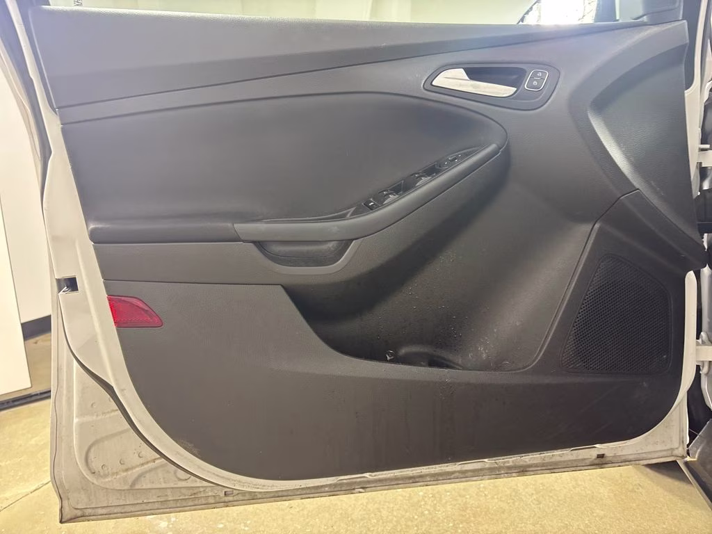 2018 Oxford White Ford Focus SE FWD Sedan