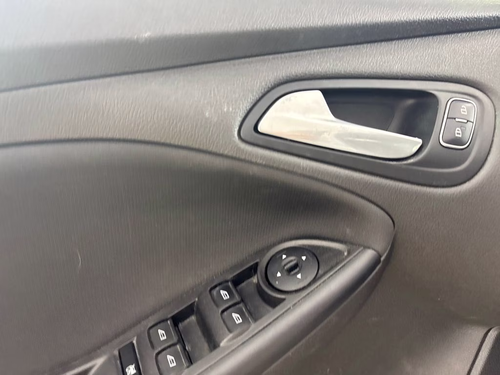2018 Oxford White Ford Focus SE FWD Sedan