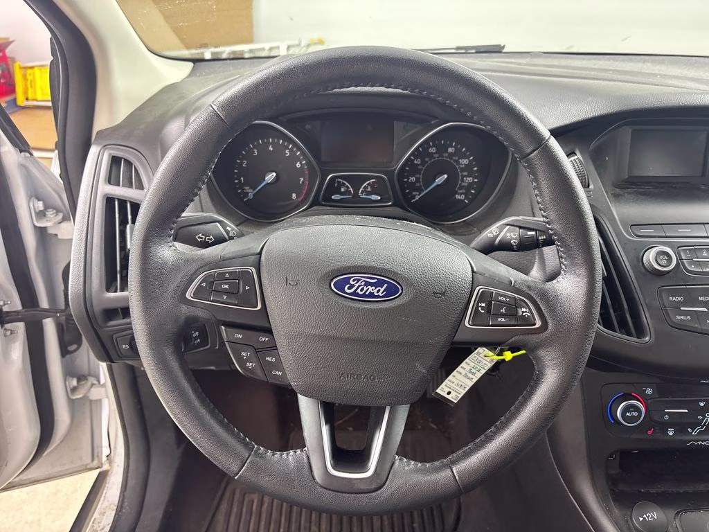 2018 Oxford White Ford Focus SE FWD Sedan