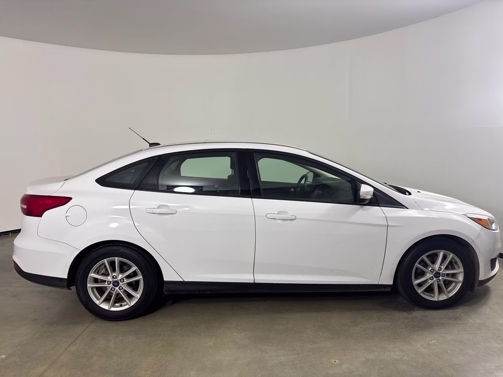 2018 Oxford White Ford Focus SE FWD Sedan