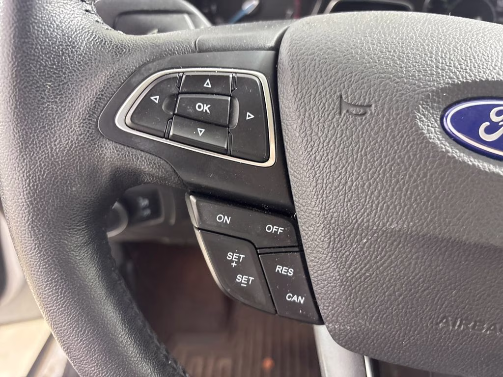 2018 Oxford White Ford Focus SE FWD Sedan