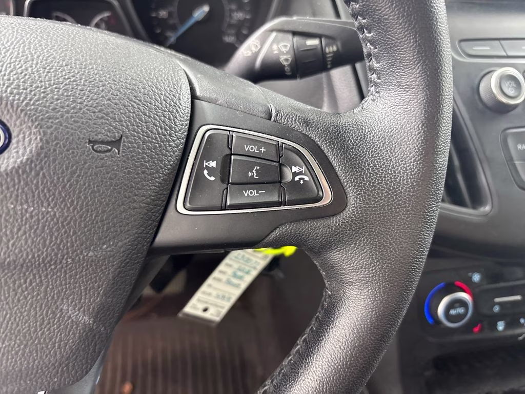 2018 Oxford White Ford Focus SE FWD Sedan