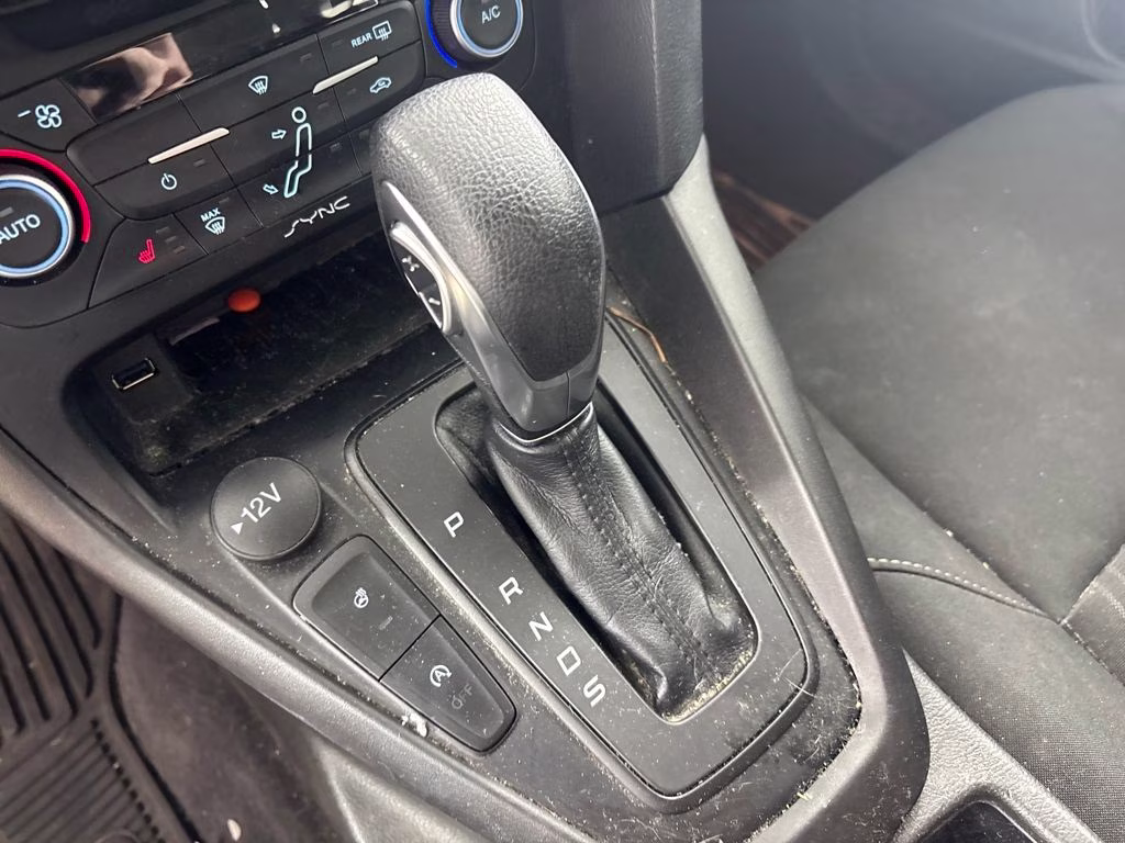 2018 Oxford White Ford Focus SE FWD Sedan