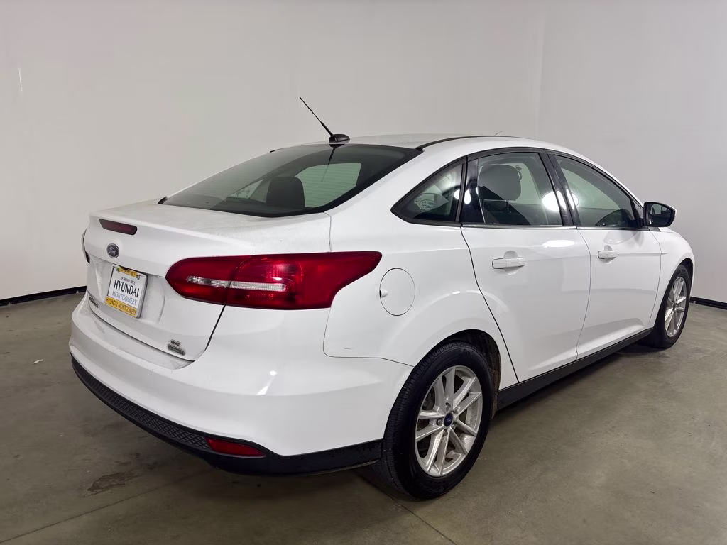 2018 Oxford White Ford Focus SE FWD Sedan