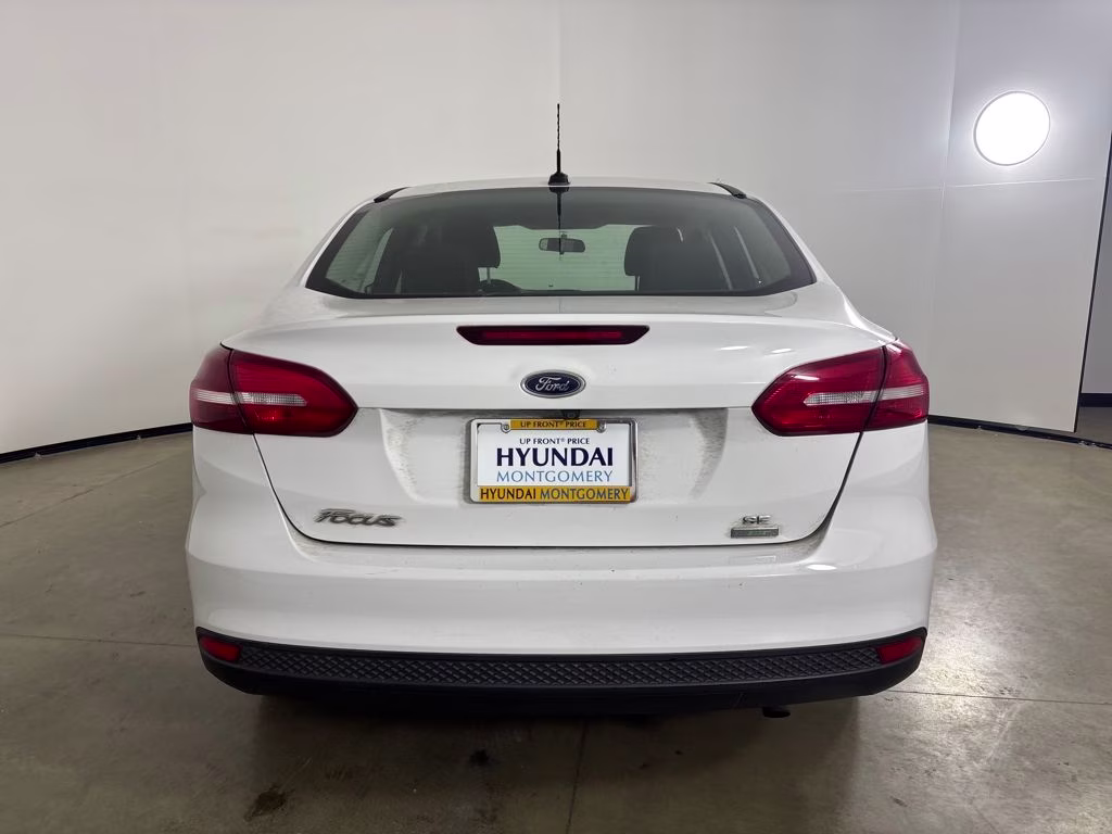 2018 Oxford White Ford Focus SE FWD Sedan