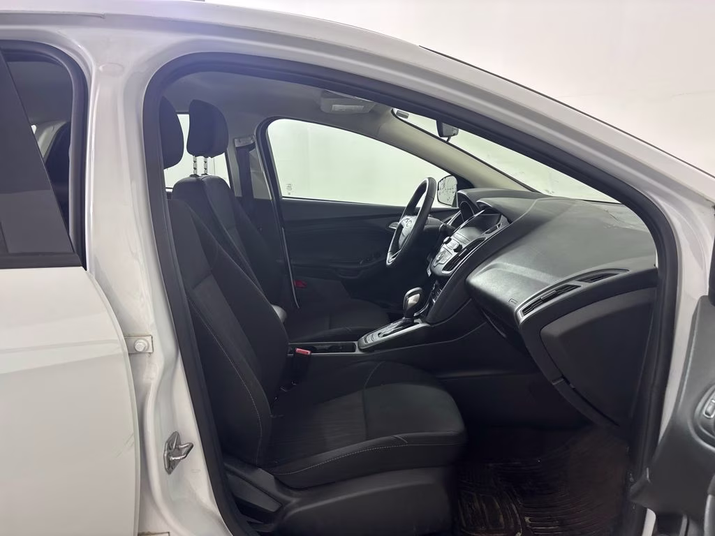 2018 Oxford White Ford Focus SE FWD Sedan