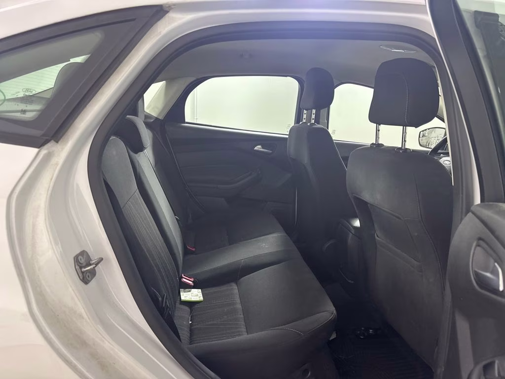 2018 Oxford White Ford Focus SE FWD Sedan