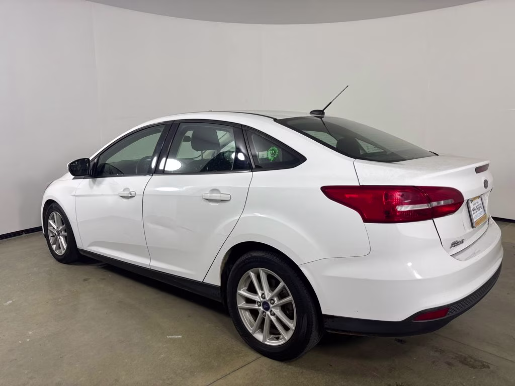 2018 Oxford White Ford Focus SE FWD Sedan
