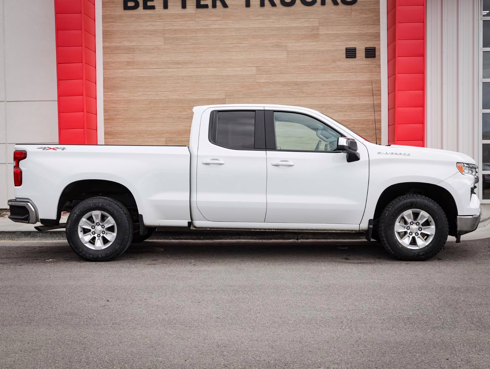 2022 Summit White Chevrolet Silverado 1500 LT 4X4 Truck