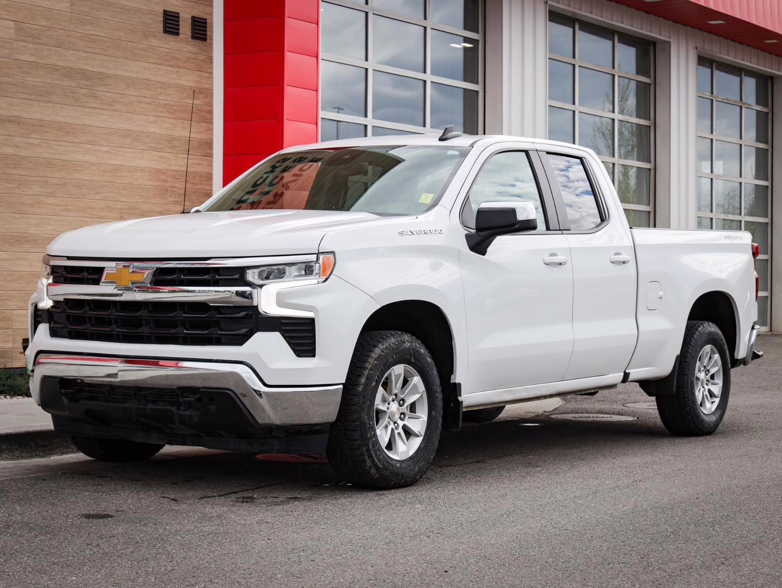 2022 Summit White Chevrolet Silverado 1500 LT 4X4 Truck