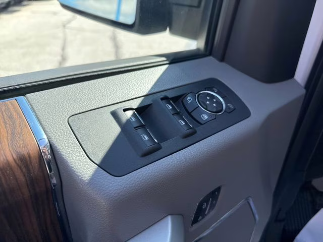 2016 White Platinum Metallic Tri-Coat Ford F-150 Lariat 4X4 Truck