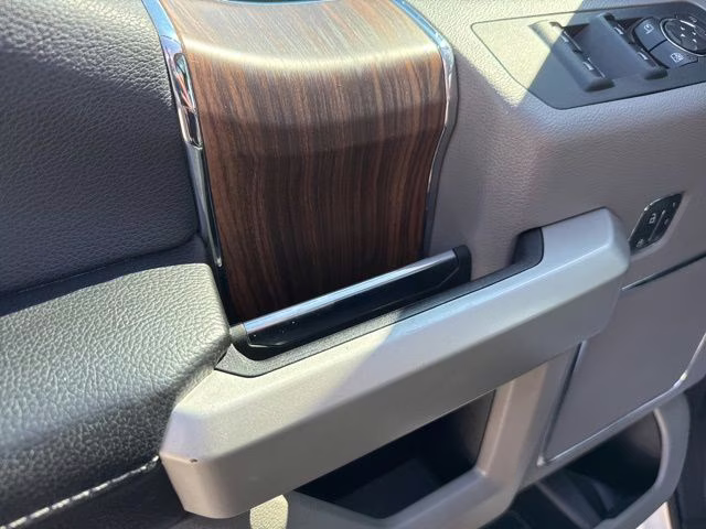 2016 White Platinum Metallic Tri-Coat Ford F-150 Lariat 4X4 Truck