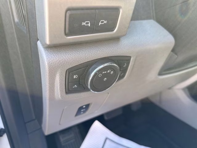 2016 White Platinum Metallic Tri-Coat Ford F-150 Lariat 4X4 Truck