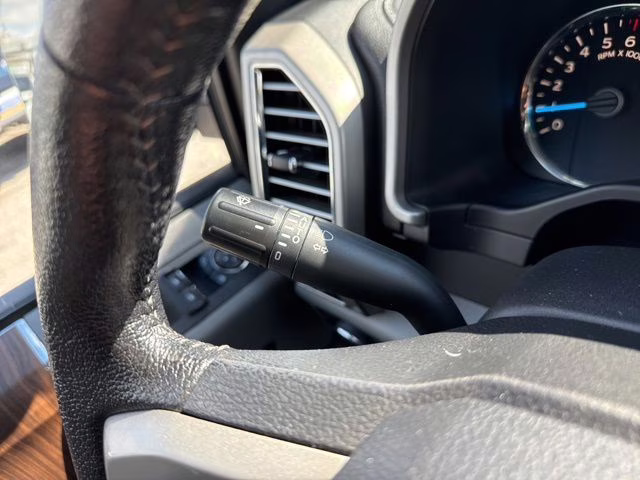 2016 White Platinum Metallic Tri-Coat Ford F-150 Lariat 4X4 Truck