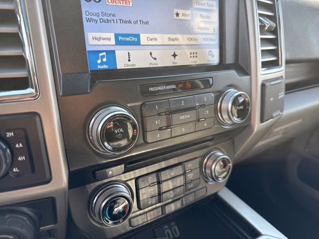 2016 White Platinum Metallic Tri-Coat Ford F-150 Lariat 4X4 Truck