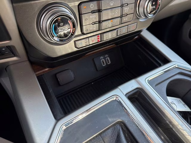 2016 White Platinum Metallic Tri-Coat Ford F-150 Lariat 4X4 Truck