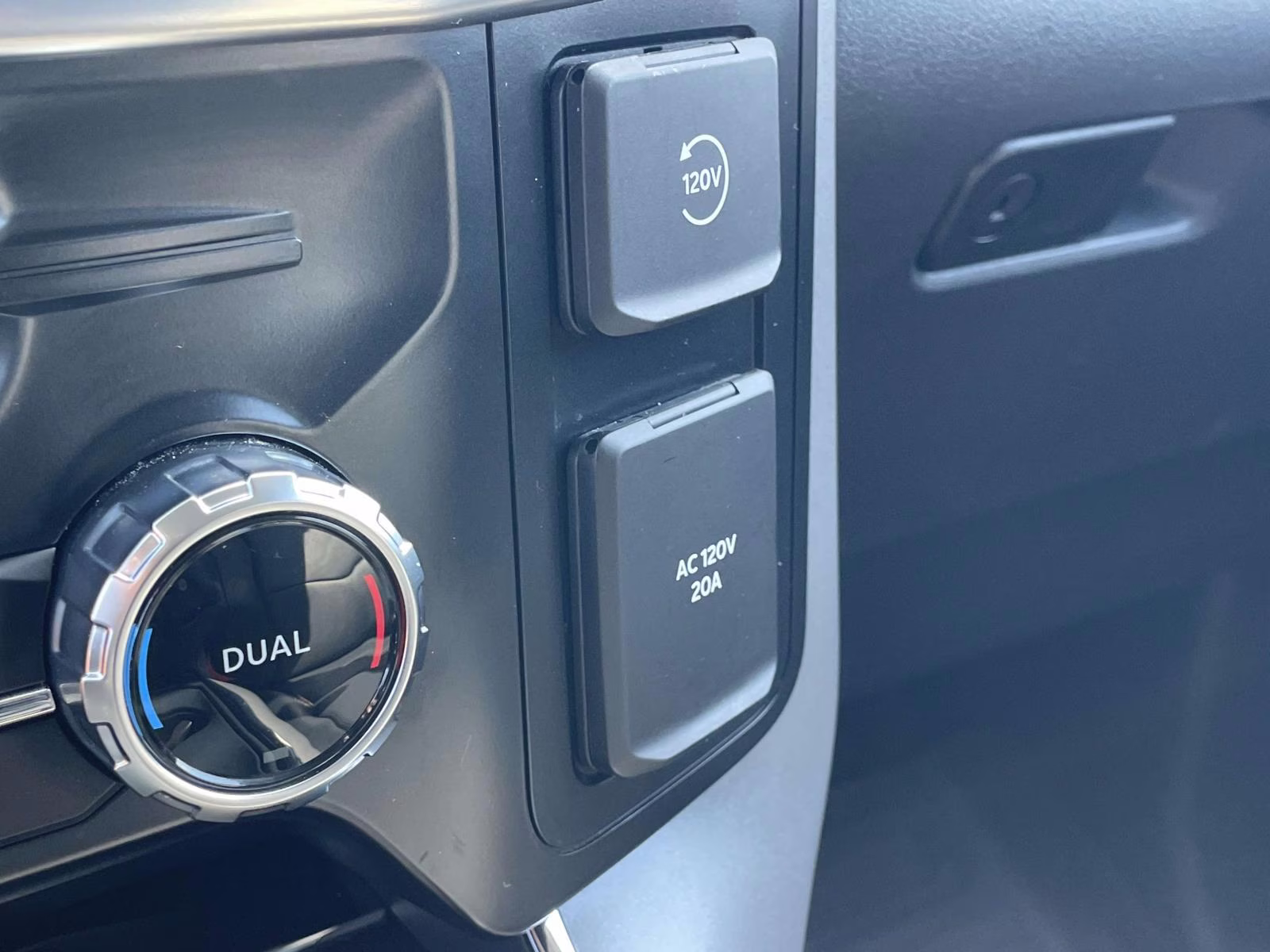 2023 White Metallic Ford F-150 Lariat 4X4 Truck