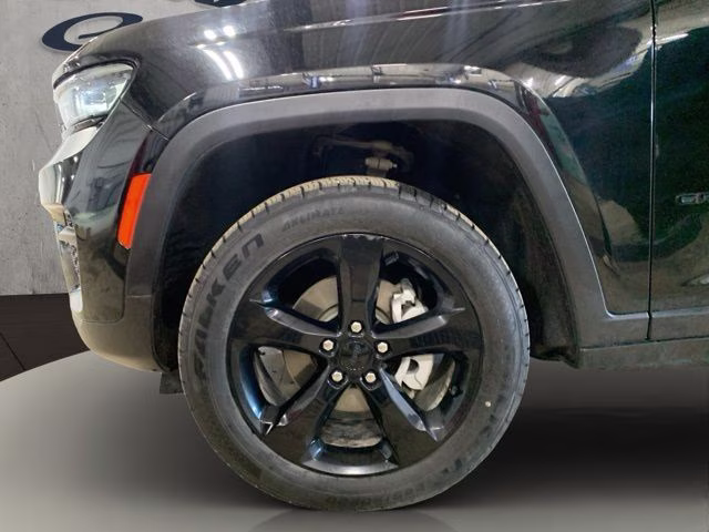 2022 Diamond Black Crystal Pearlcoat Jeep Grand Cherokee Altitude 4X4 SUV