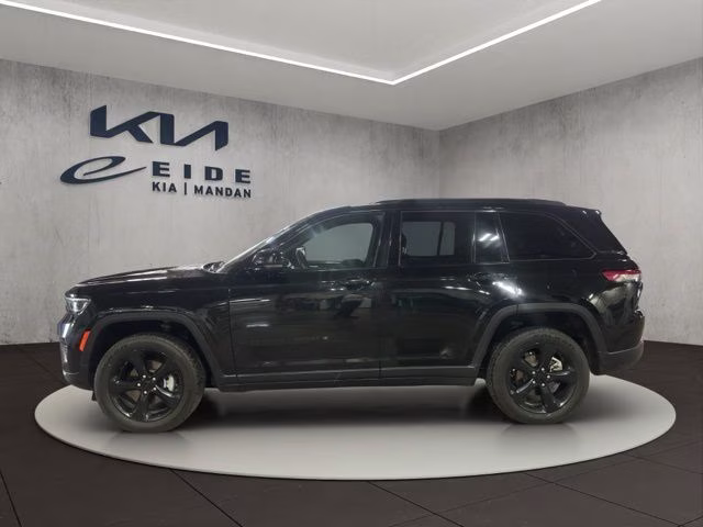 2022 Diamond Black Crystal Pearlcoat Jeep Grand Cherokee Altitude 4X4 SUV