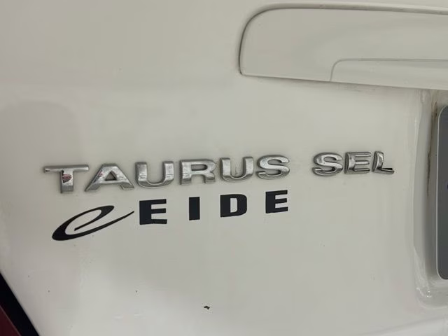 2005 Vibrant White Clearcoat Ford Taurus SEL FWD Sedan