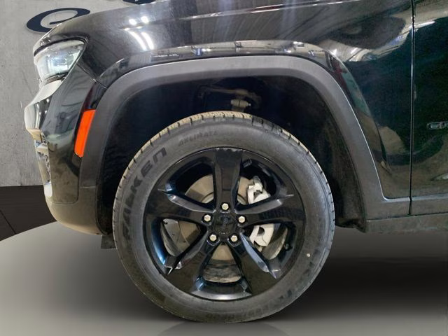 2022 Diamond Black Crystal Pearlcoat Jeep Grand Cherokee Altitude 4X4 SUV