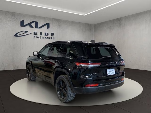 2022 Diamond Black Crystal Pearlcoat Jeep Grand Cherokee Altitude 4X4 SUV