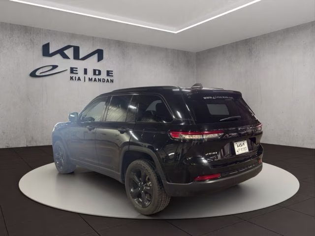 2022 Diamond Black Crystal Pearlcoat Jeep Grand Cherokee Altitude 4X4 SUV