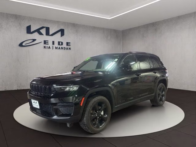 2022 Diamond Black Crystal Pearlcoat Jeep Grand Cherokee Altitude 4X4 SUV