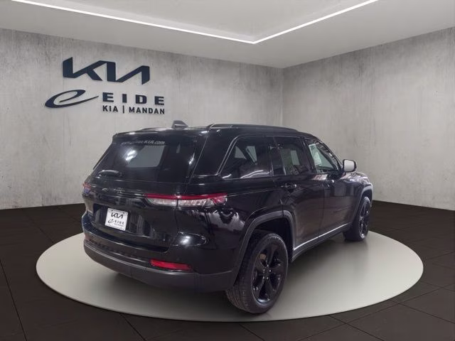 2022 Diamond Black Crystal Pearlcoat Jeep Grand Cherokee Altitude 4X4 SUV