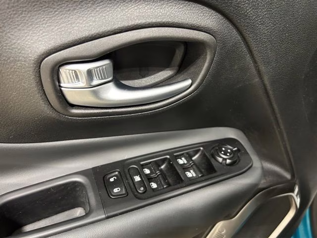 2022 Bikini Metallic Clearcoat Jeep Renegade Latitude 4X4 SUV