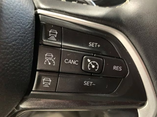 2022 Diamond Black Crystal Pearlcoat Jeep Grand Cherokee Altitude 4X4 SUV